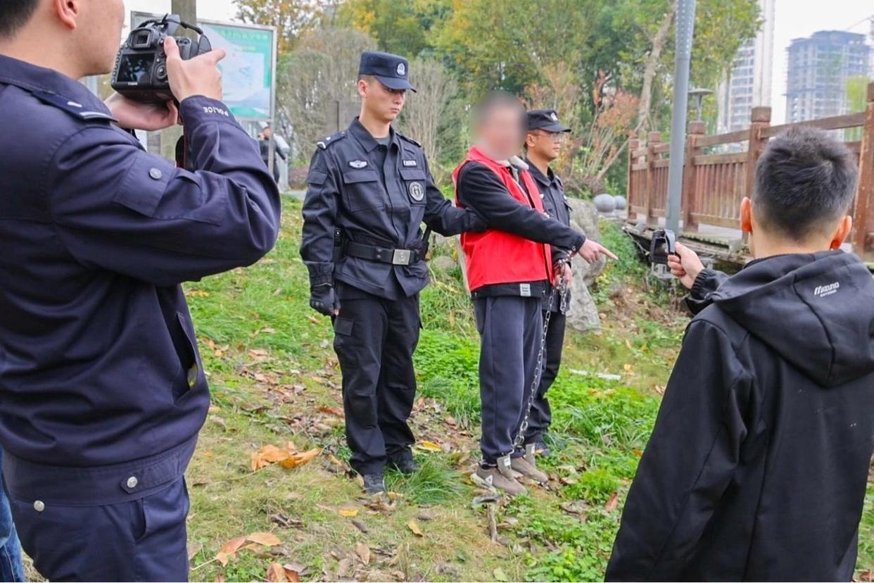 20岁小伙残忍劫杀“的姐”，逃亡15年落网 作案后用烧红铁片烫掉抓痕躲避追捕