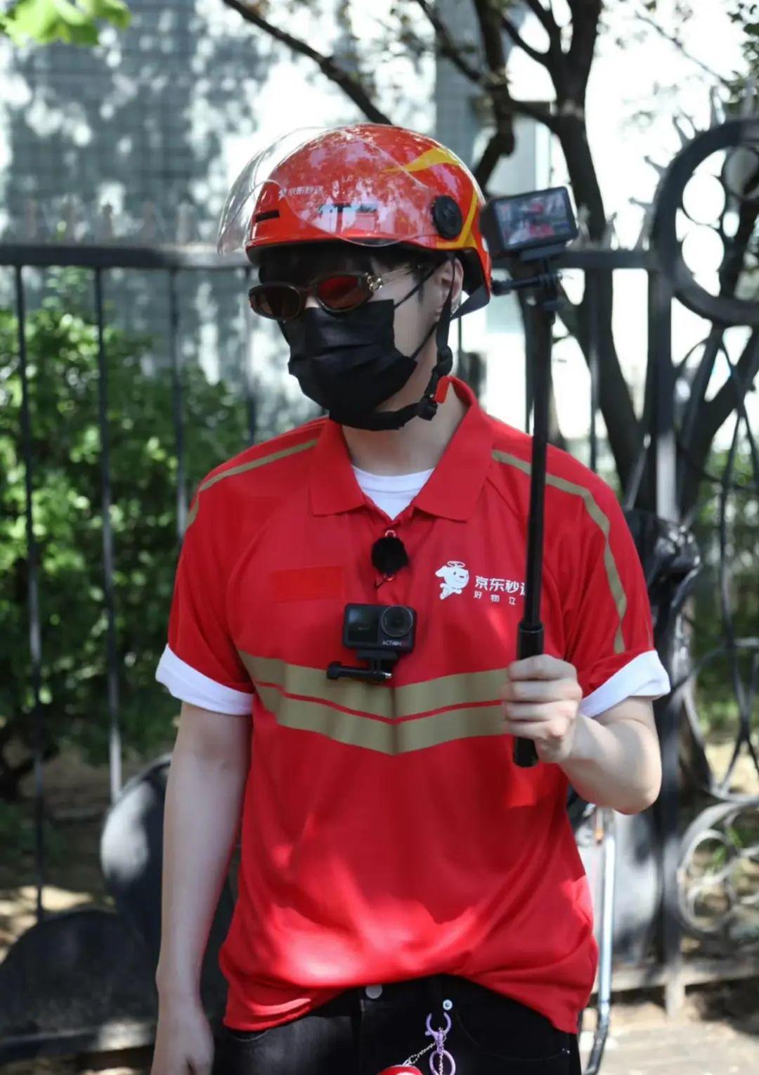 知名男星张艺兴街头送外卖，摘下口罩和墨镜大方与人合影