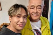 68岁赵本山近照曝光头发全白，褪去光环后的真实与从容