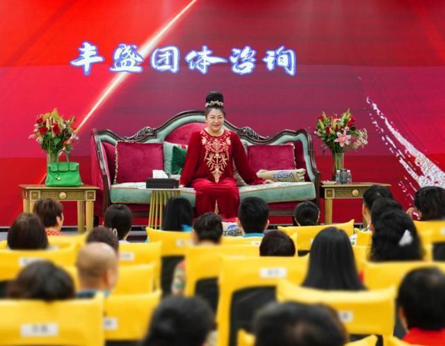 狂骗35亿，东北大姐称慈禧转世，建立灵修帝国，专骗贵妇