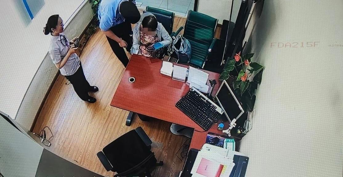 女子身陷“百万保障”骗局，30万元险被转走！警方提示
