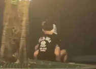 公园大白天上演“刺激”一幕,路人表示:这也太辣眼了!