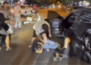 女子二次出轨被抓现行,丈夫失控当街殴打:现场炸裂!