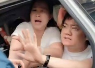 47岁少妇与男子车内偷情:丈夫带榔头抓奸,现场画面流出