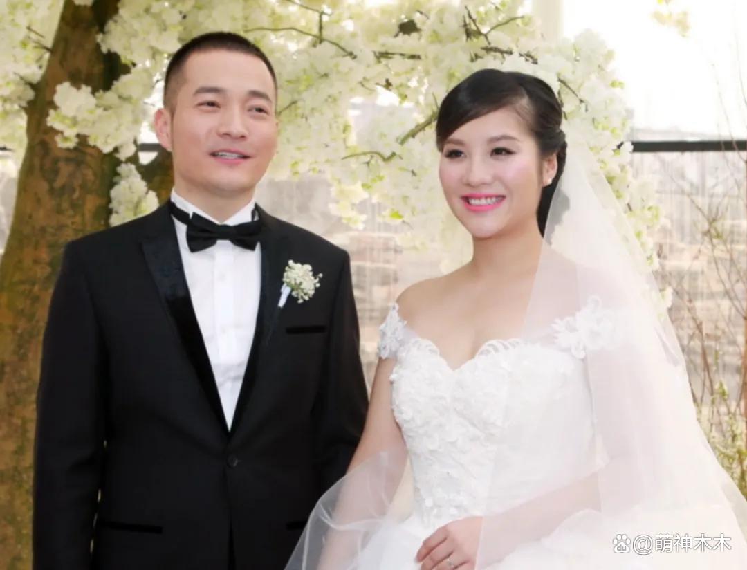 喻恩泰被曝婚变！把妻子拉黑连孩子都不见，被偶遇和长发美女吃饭