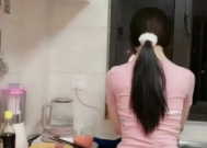 嫂子小叔子看小电影,忍不住缠绵!小叔子竟用鞋带将她勒死