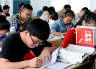 2男生侵犯女老师:他俩将女老师打晕,又来一男留下DNA