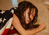 19岁漂亮女保姆,遭变态雇主折磨成怪物!母亲当场失控