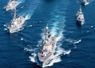 中国100艘战舰出港,美航母果断逃离,高市早苗越看越慌