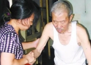 “陪床保姆”现象:白天干活,晚上陪护,揭老年私生活真相