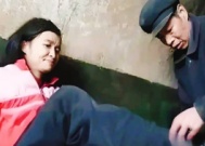 老汉囚禁精神病女子卖春!全村人帮他瞒真相,七年后才报警