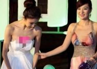 肩带滑落、裙底走光,女星红毯“大泄春光”,太尴尬了!