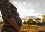 女子孕期带男子在家中偷情,丈夫携亲属抓奸,画面不堪入目