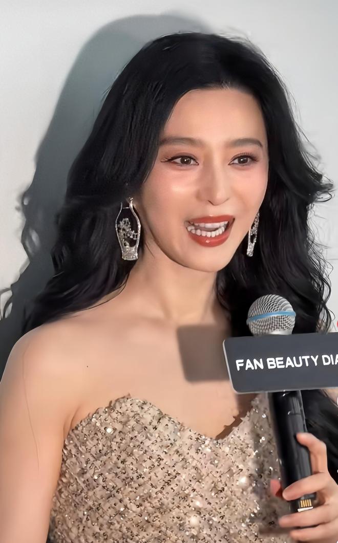 44岁范冰冰显现老态!新加坡露脸黑了胖了,皮松肉也垮一脸大妈相
