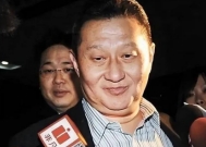 包养情人无数,娶同学女儿为妻,玩老婆闺蜜,富豪嗜色如命