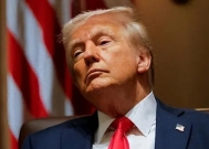 特朗普被弃?走下专机懵了:现场无一人迎接,独自走红毯