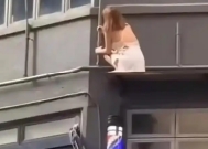 少妇上门偷情被抓,全身半裸跳窗,楼下多名男子伸出援手