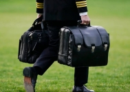 俄罗斯总统出门,总带个“黑色手提箱”,里面是核弹按钮?