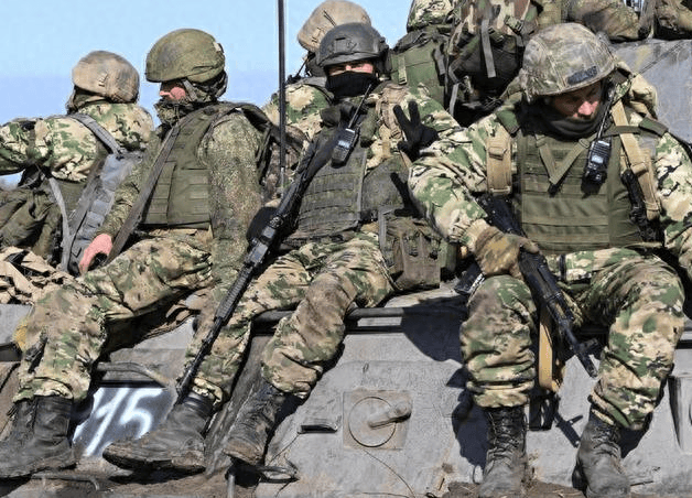 不宣而战，俄军发起“斩首行动”，马克龙替中俄发声，俄夸奖特朗普？