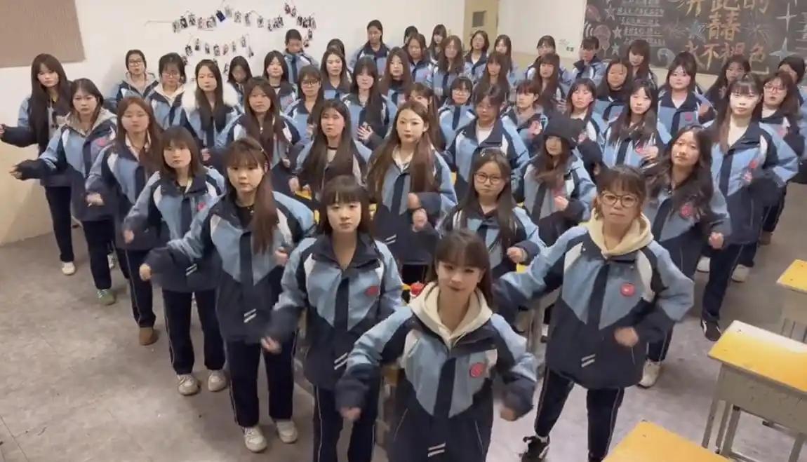 “标准的技校脸！”技校女生大合照走红，网友：感觉她们欺负过我！