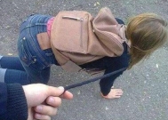 女大学生地铁“奴性”事件:当众跪地爬行,现场视频疯传