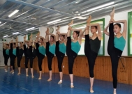 恶魔!艺考校长自曝睡过上百名女学生,致17岁女生辍学生娃