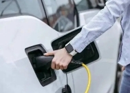 开油车的笑了,开电车的慌了?2026油电新政,规则变了