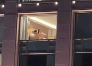 宾馆落地窗上演“肉搏战”,楼下百人围观全程:太没底线!