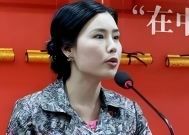 国内套现7个亿后,她露出身后的美国国旗,家族套现20亿