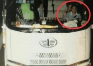 不敢想!夫妻俩一边开货车一边“叠罗汉”,网友:真会玩!