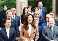郑丽文开启美国行程,第1道难关现,岛内收消息,解放军定性
