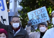 日本民众集会举牌“中国对不起”:高市早苗不道歉,我们道歉