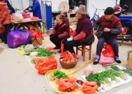 为啥年轻人宁愿去超市买高价菜?也不买路边老人菜,看完懂了