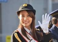 白天抓人,晚上接客:日本女警的副业,撕开公职系统的遮羞布