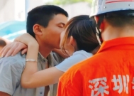 16岁男孩跳桥自杀,路人女孩热吻拯救:没人要你,我要你!