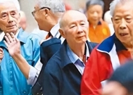 越来越多人呼吁:取消退休工资,以缓解养老压力,真的可行吗