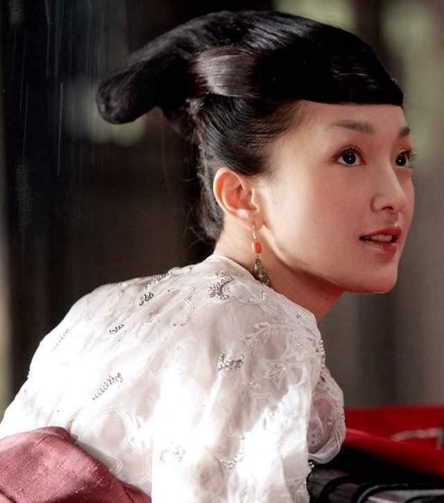 长得花容月貌，却输在“个太矮”上，这4位女星的身高太不懂事了