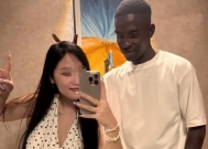 女生炫耀交往多个黑人男友:个个都比中国男生强!