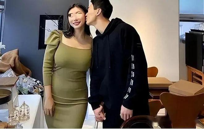 46岁富婆一丝不挂，与小鲜肉偷情多次失禁，女子称：他太精壮了