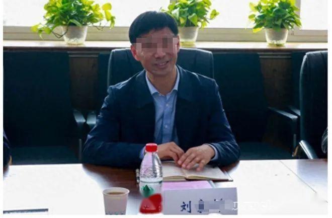 “从嘴巴到身体都要照顾到”，高校书记与人妻大尺度聊天遭曝光！