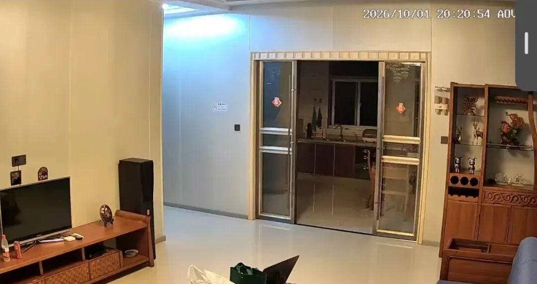 女子整租民宿后发现客厅内有监控，隐私画面被拍下；民宿回应：客厅为公共区域，已道歉并退还房费