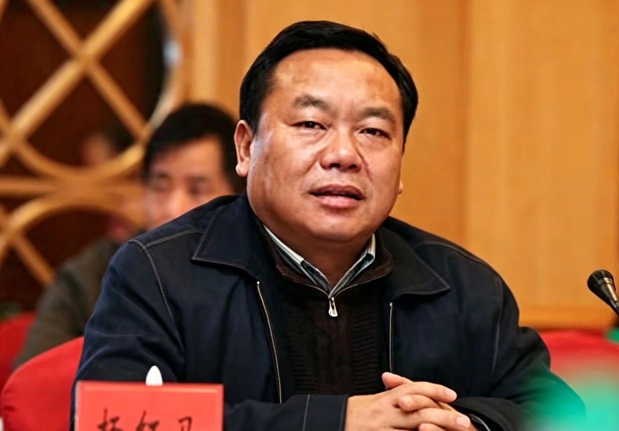 “毒虫州长”杨红卫的荒诞人生