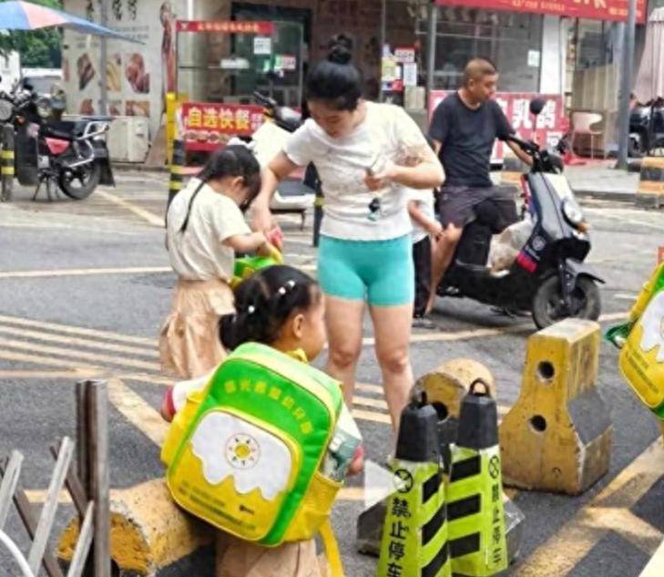  “穿个内裤就出门了？”宝妈穿瑜伽短裤接孩子，到底得罪了谁 