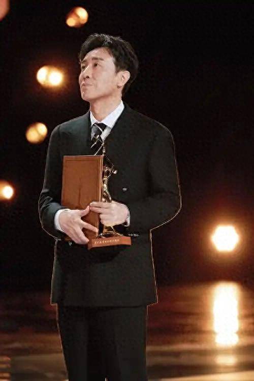 目不识丁、出尽洋相？于和伟在金鹰奖上发言，给内娱明星上了一课 