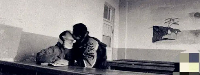 情侣在教室激情碰撞，女生竟然主动配合男友“深度探索”